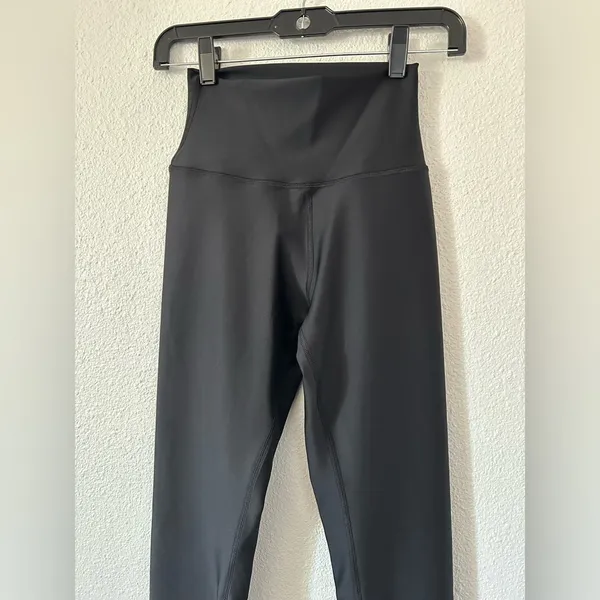 Alo yoga High-Waist Airlift Legging in black sz XXsmall - Image 4