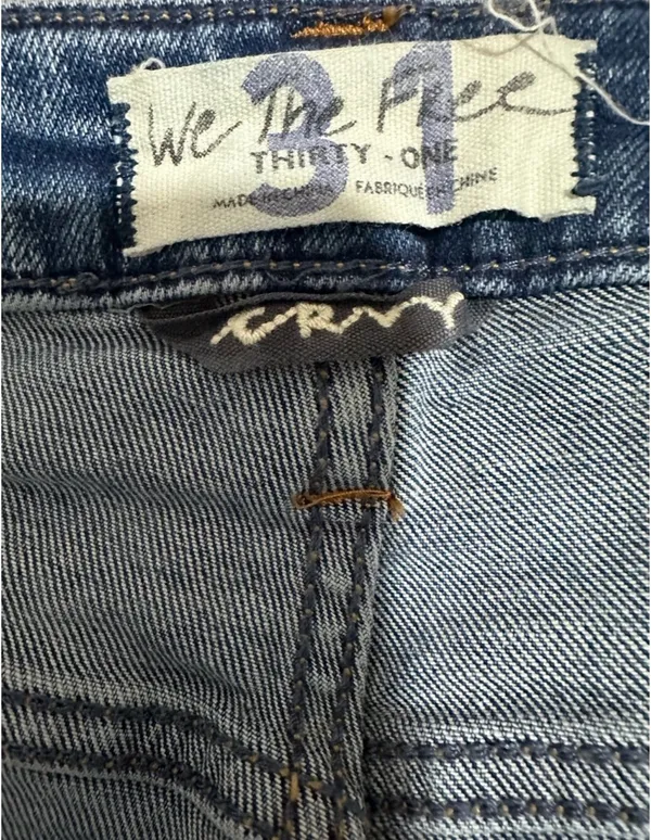 Size 31 light wash We the Free distressed frayed shorts - Image 6