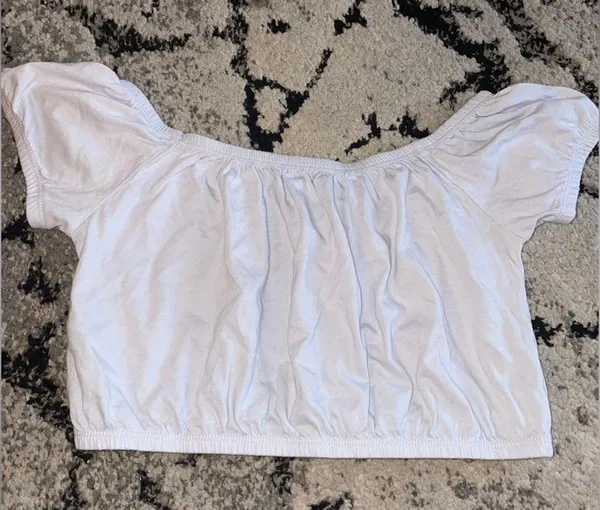 ⚠️SOLD⚠️Off the shoulder crop top - Image 3
