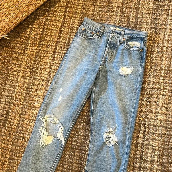 Levi’s Premium Wedgie Straight Leg Light Wash Distressed Denim Jeans Size 23 - Image 3