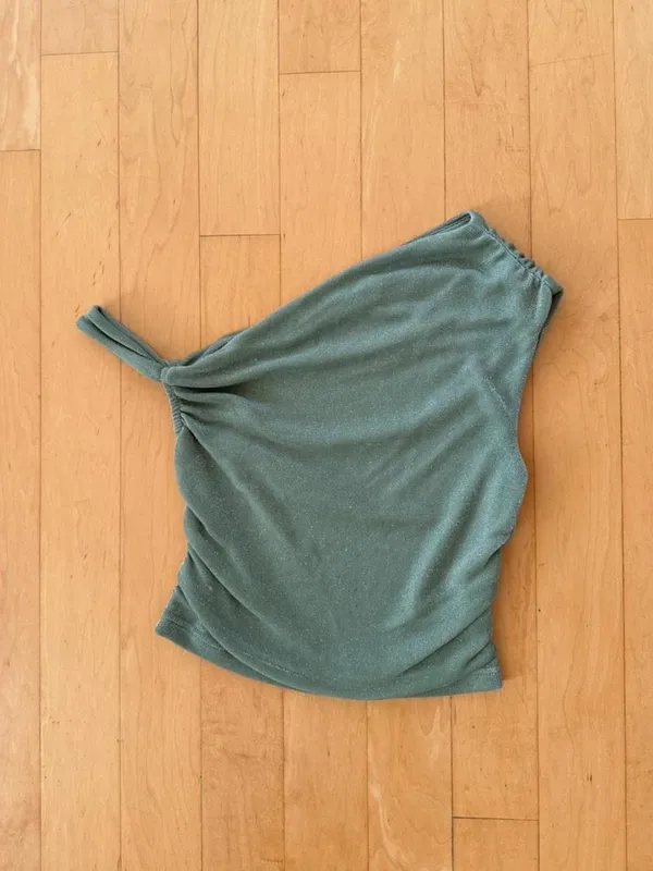 Princess Polly Beller green shimmery one shoulder top - Image 2