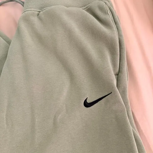 Nike Women's Sage Green Fleece Sweatpants Size M - Image 3