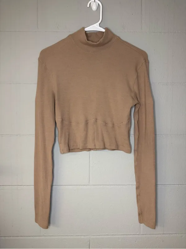 Lululemon LA Turtleneck Long Sleeve in Soft Sand Women’s Size 4 Athletic Top - Image 5