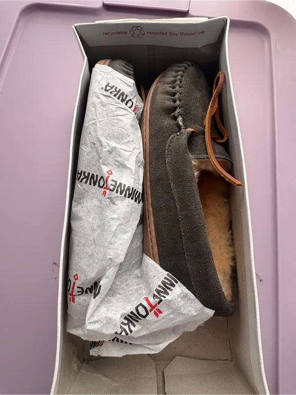 Minnetonka 3345 Sheepskin Hardsole Moccasin Slippers Gray Women’s 6 NIB - Image 6