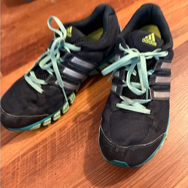 Adidas unisex running shoes super nice - Image 6