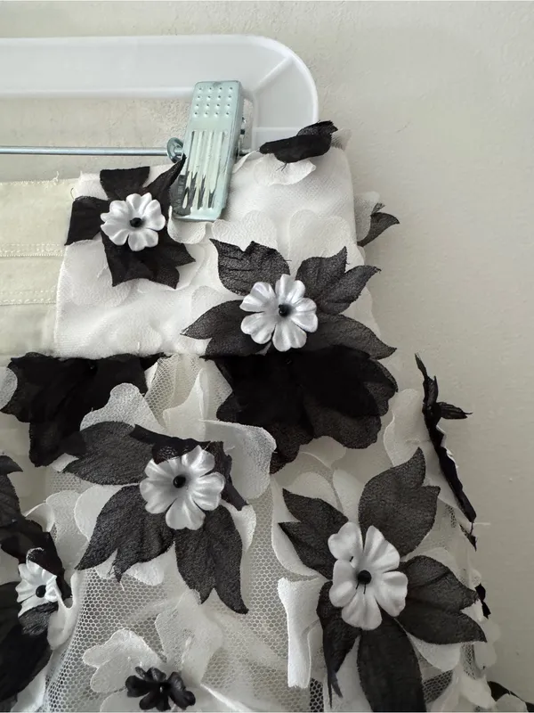 Alice + Olivia "Margarita" Tiered Floral Appliqué Mini Skirt - Image 5