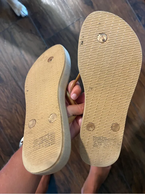 Havaianas Women's Sandals in Gold Metallic - Image 4