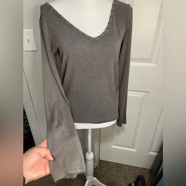 POL Studded Long Sleeve Vneck Ribbed Blouse Size Large - Image 2