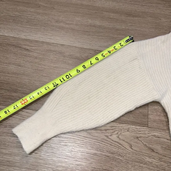 Love Tree Boutique Women's Ivory Sweater Size Medium - Image 9
