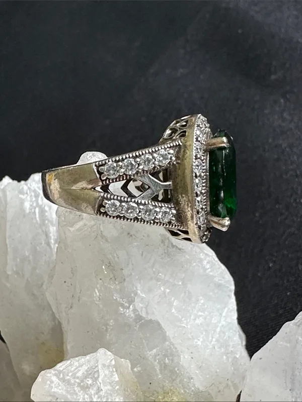 Sterling & glass EUC ring. Green oval glass stone w/ CZ halo set in 925 silver - Image 5