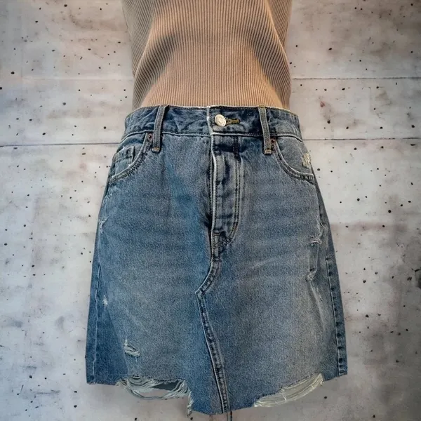 Old Navy Denim Mini Skirt Light Wash‎ Distressed Raw Hem Button Fly Size 6 - Image 2