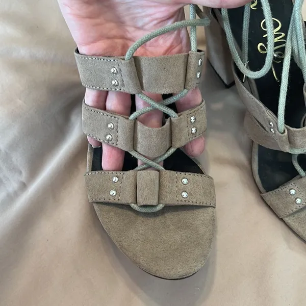 So Me Sydney sz9 4.5” block heel tan suede like sandals minimal signs of wear - Image 6