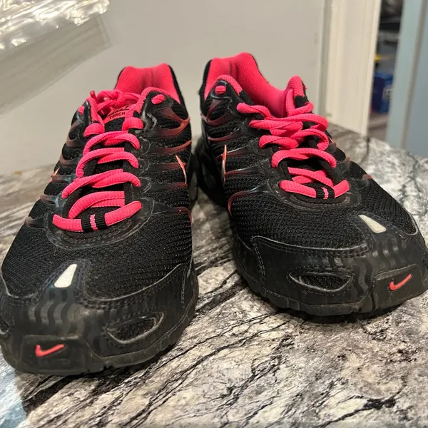 Nike Women's Black and Pink Athletic Shoes - Image 7