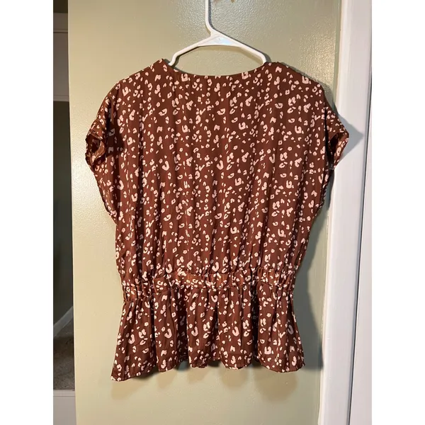 Nine West Women's Sz Medium Faux Wrap Peplum Blouse Tan Beige Animal Print Short - Image 7
