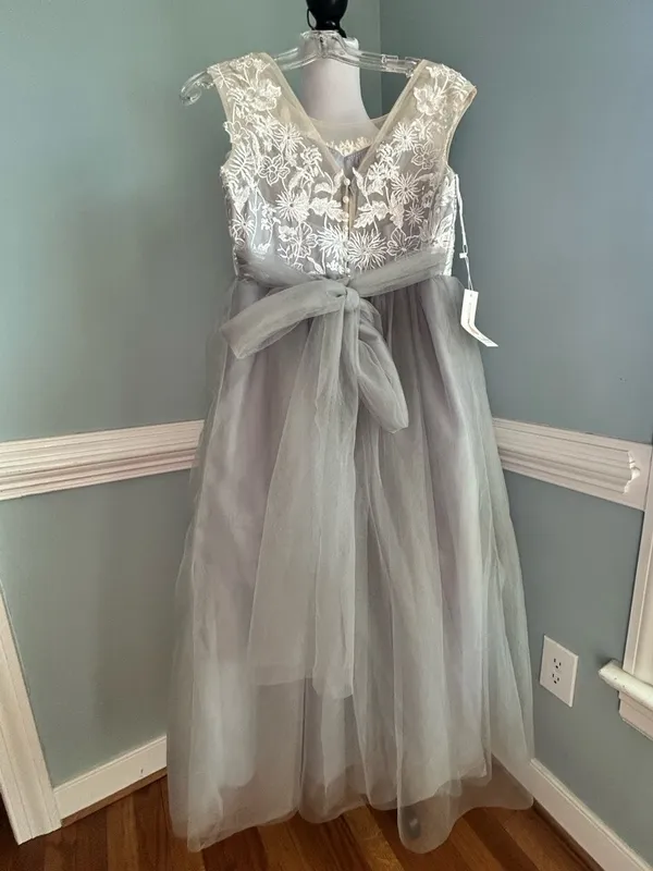 Embroidered Lace Bodice Tulle Maxi Dress in Light Gray and Ivory - Image 3