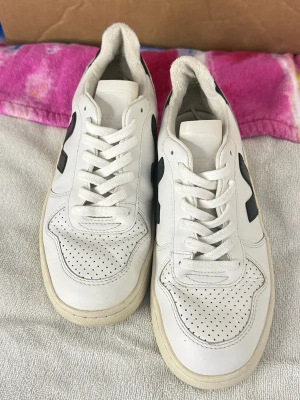 Veja Women's Running Shoes Size 7 - Image 2
