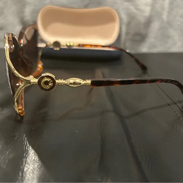 Tortoiseshell Sunglasses with Case Brown - Image 8