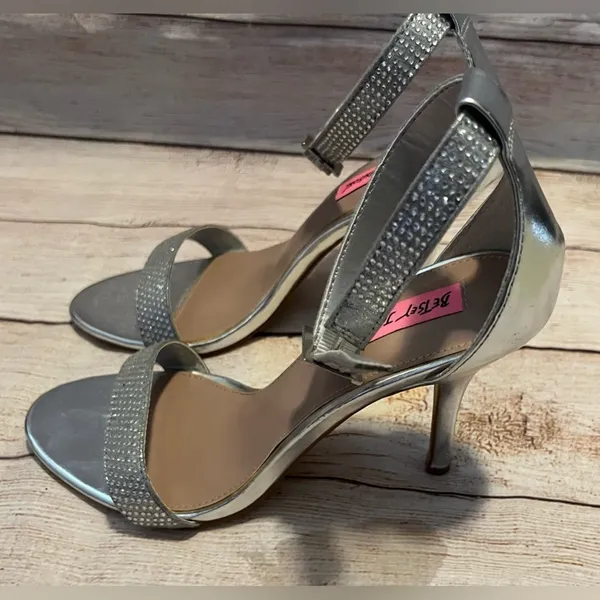 Betsey Johnson Broadway Silver Satin Crystal Ankle Strap 4" Heel Pumps Size 7 - Image 3