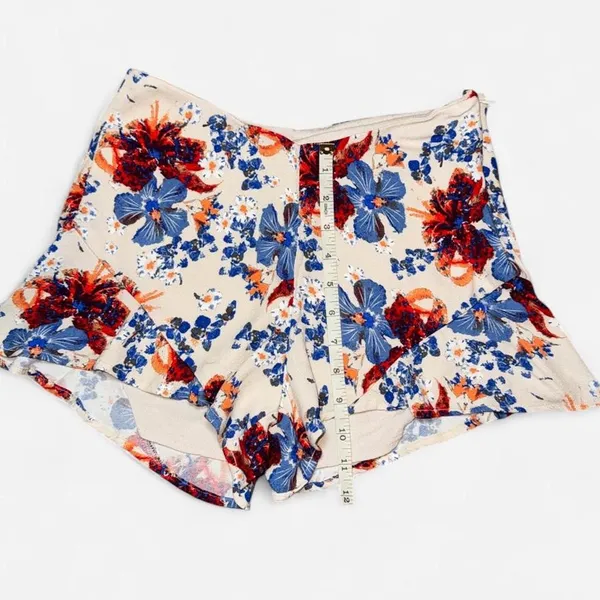 Free People Cream Floral Hotpants / Shorts with Flowy Ruffle Hem; Size 0 - Image 3