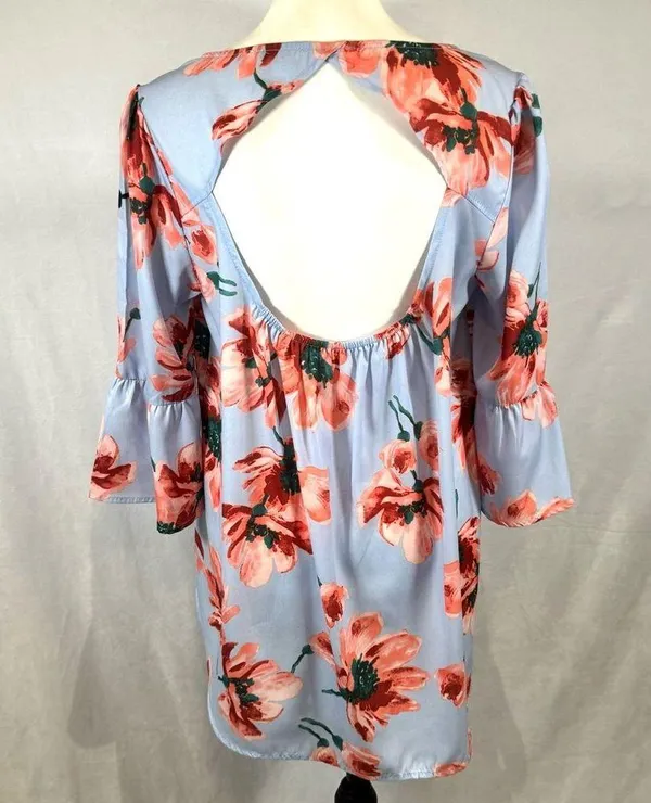 Light blue floral backless oversized top size medium - Image 4