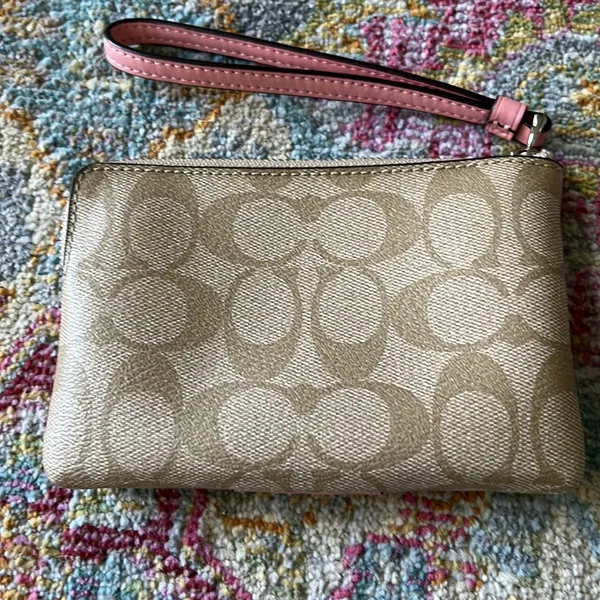 Signature coach wristlet in brand new cond - Image 2