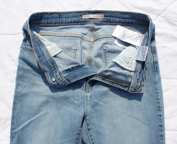 Levi 724 High Rise Straight Crop Jean size 29 Blue Ripped - Image 2
