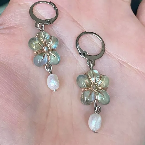 Handmade quality Czech glass flower beads & natural shell pearls dangle earrings🩵💚 - Image 4