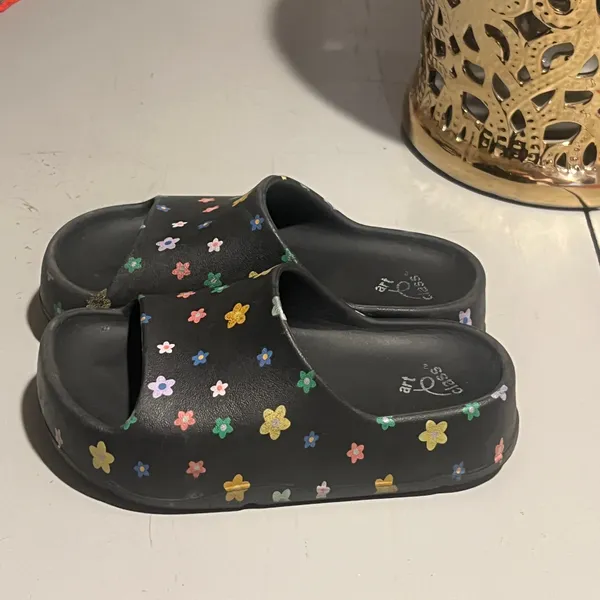 Girls’ Platform Flip-Flops – Size 13 Cute and stylish girls’ platform flip-flops in size 13. They have been gently used and are still in good overall condition. Please see the photos for details and minor signs of wear. Perfect for everyday wear, summer outfits, or casual occasions. 👡✨ - Image 6