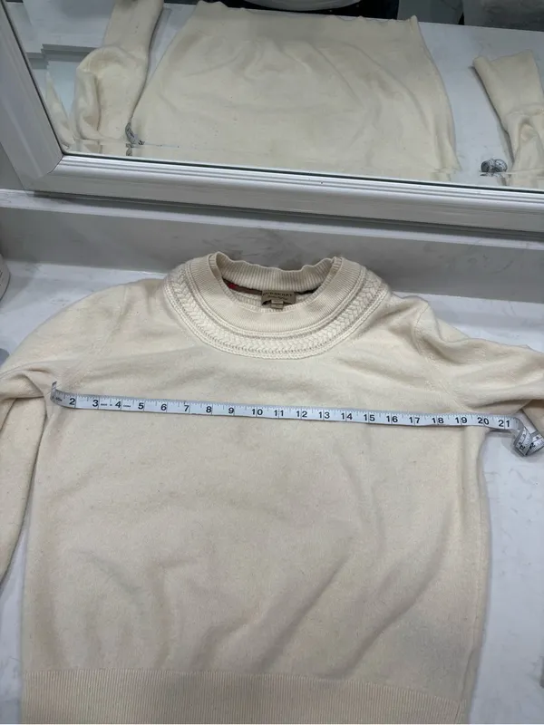 Burberry 100% cashmere sweater fits more like a Medium/large - Image 10