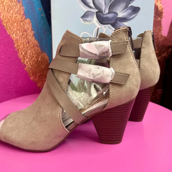 Libby Edelman Womens 7.5 Karla Open Toe Booties Putty‎ Buckle Straps New In Box - Image 5