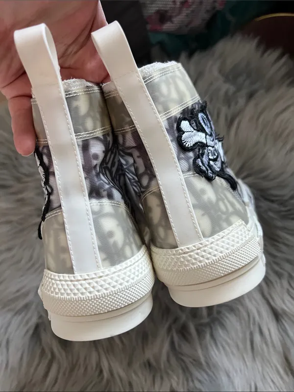 EUC Fashion White and Gray High-Top Sneakers with Black Skull Patch sz 9/39 - Image 4