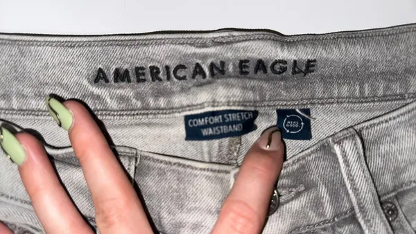 American Eagle Jeans Comfort Stretch Waistband Mom High-Rise - Image 2