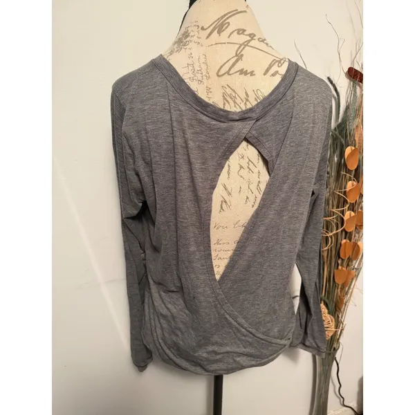 Lululemon Heathered Grey Open Back Crossover Long Sleeve Top Womens‎ Size 68 - Image 4