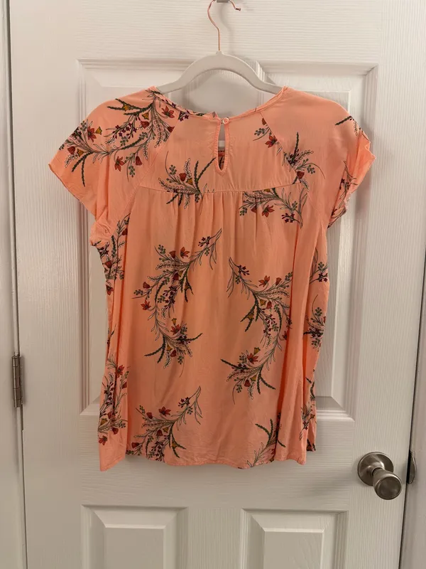 St. John's Bay Peach Floral Ruffle Short Sleeve Top Small - Image 2