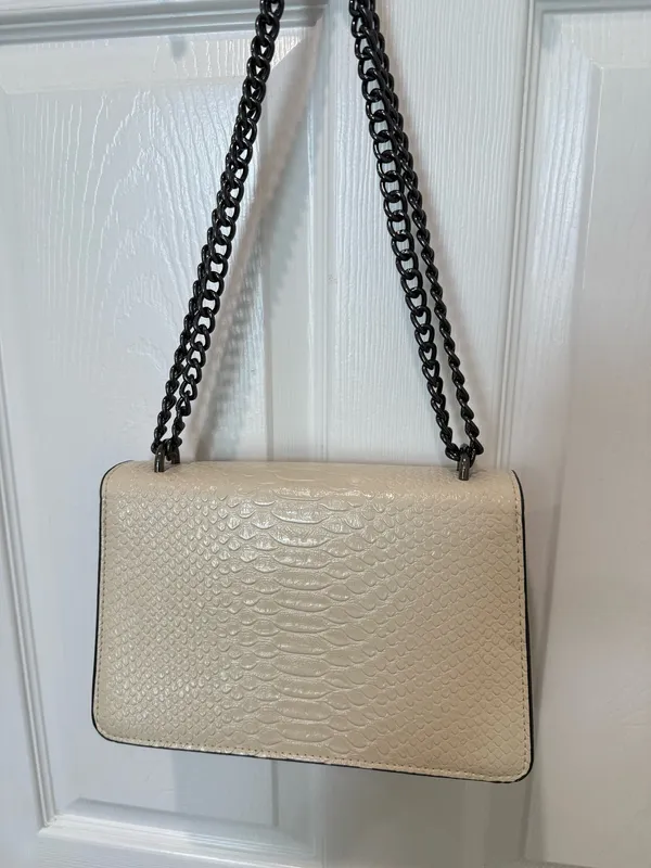 Cream Textured Shoulder Bag with Gunmetal Chai - Image 7