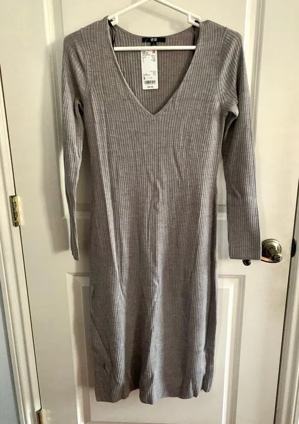 Uniqlo Merino Wool Blend Fitted V-Neck Long-Sleeve Dress in Gray - Image 4