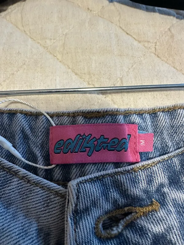 Edikted Denim Shorts Low-Rise - Image 3