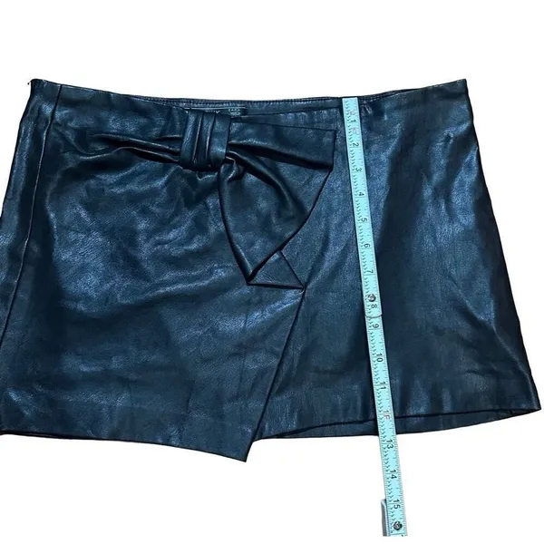 Zara black‎ faux leather mini skirt with bow detail sz M - Image 4