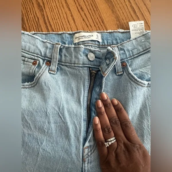 Abercrombie & Fitch 80s High Rise Mom Jeans Light Wash Waist 27” Ankle jeans - Image 10