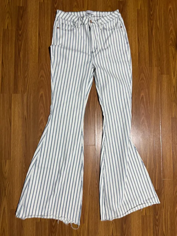 Judy Blue high-waist white blue pinstripe super flare jeans raw hem size 30. - Image 3