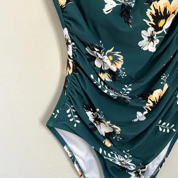 New with tags Cupshe Green and White Floral One Piece Swimsuit. Size XS - Image 2