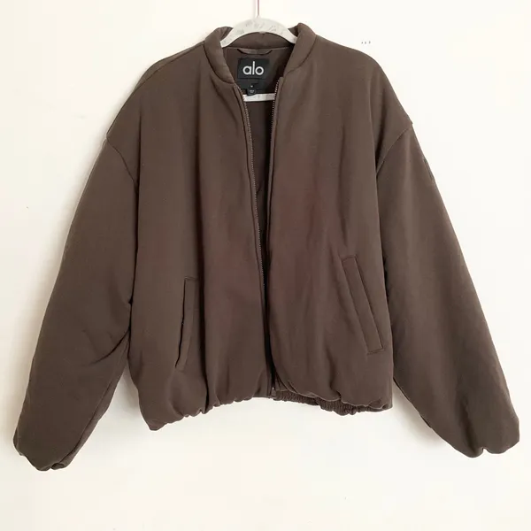 Alo Yoga Premier Bomber Expresso M - Image 5