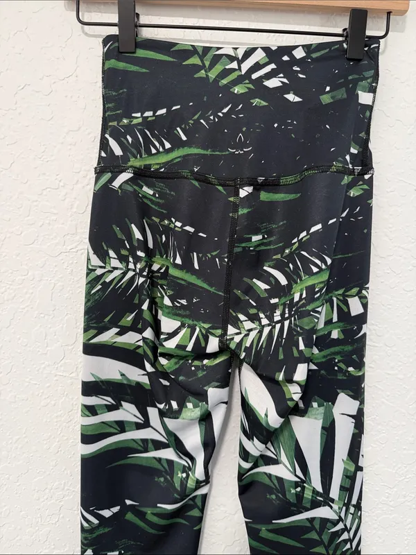 BEYOND YOGA Tropical Leaf-Print High-Waist Leggings Size Small - Image 3