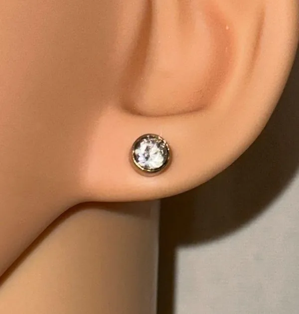 Gold tone stud earring lot - Image 6