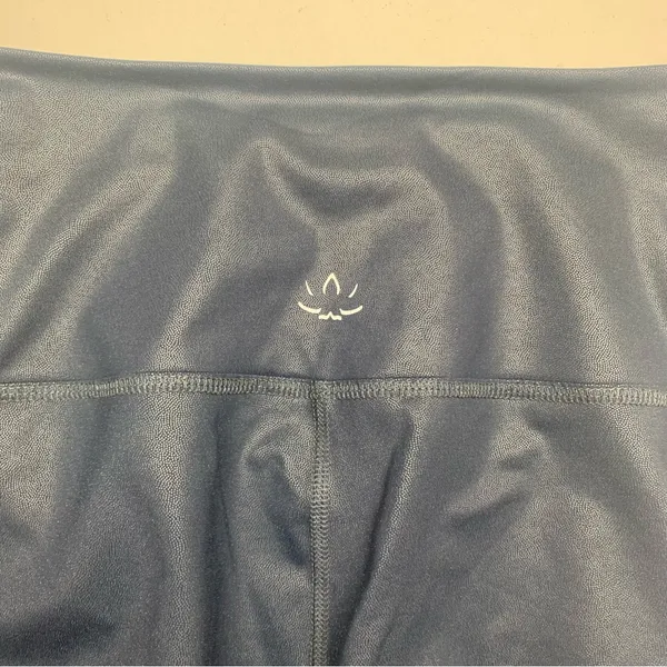 Beyond Yoga size medium Deep Blue shiny Leggings - Image 4