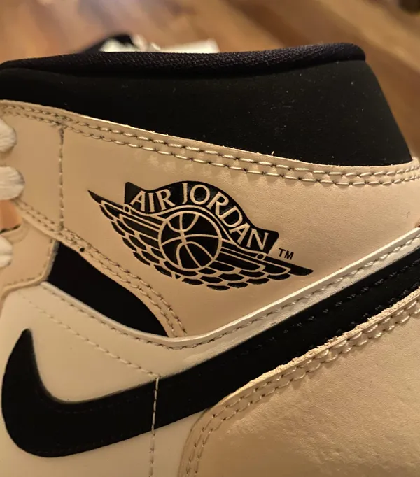 Air Jordan 1 Mid - Image 4