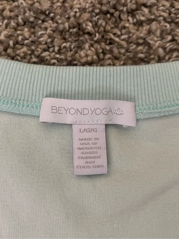 Women’s Beyond Yoga Tropez Terrycloth Pullover Shorts Set Loungewear Size L - Image 4