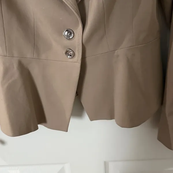 White House Black Market Beige Blazer size 8 ruffle peplum detail - Image 4