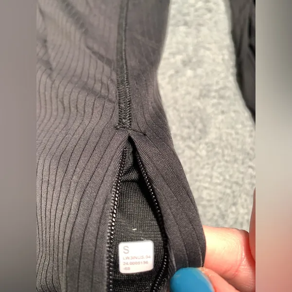 Lululemon its rulu ribbed Black Long Sleeve Women's Top small - Image 6