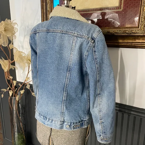 Levi's Premium Ex-Boyfriend Sherpa Lined Trucker Denim Jacket - Sz Med 🧡🎀 - Image 10